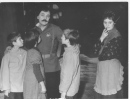 «Песнь о комдиве». Чапаев – А. Симкович, Пелагея – Л. Калинина. дети: А. Панчешин, М. Чуркина «Песнь о комдиве». Чапаев – А. Симкович, Пелагея – Л. Калинина. дети: А. Панчешин, М. Чуркина